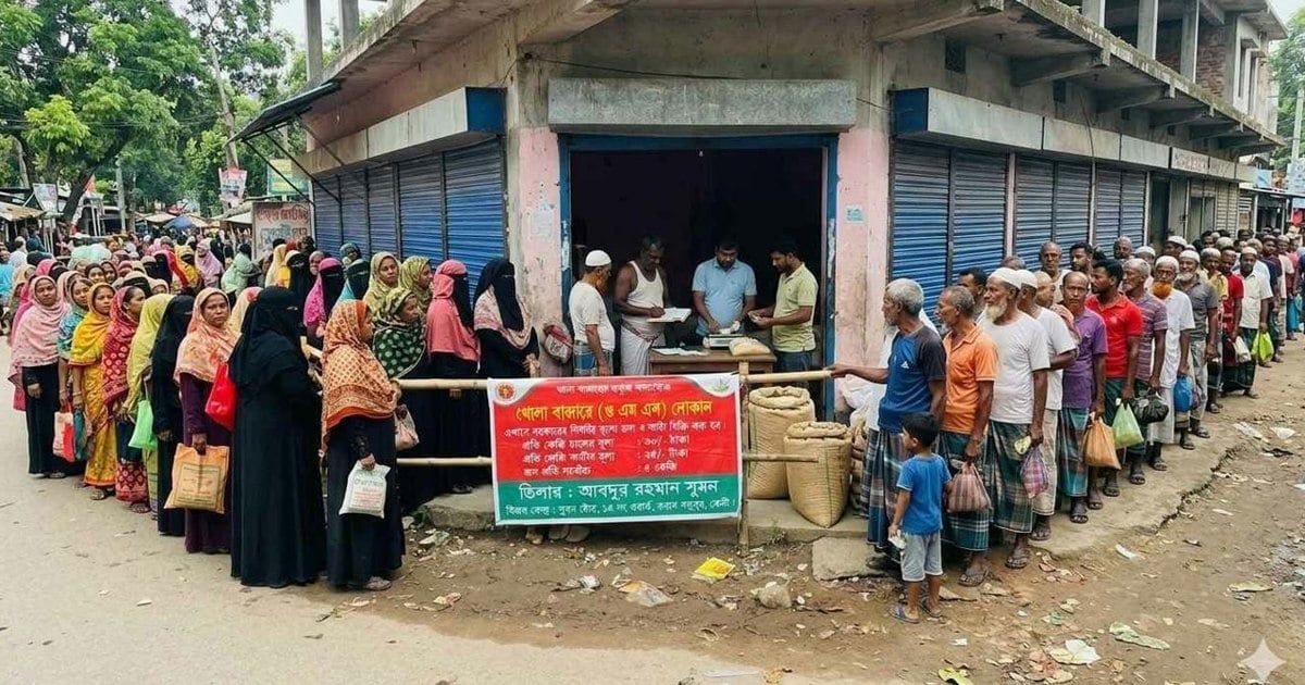 দীর্ঘ লাইনে দাঁড়িয়েও ওএমএসের চাল ও আটা মিলছে না ফেনীতে