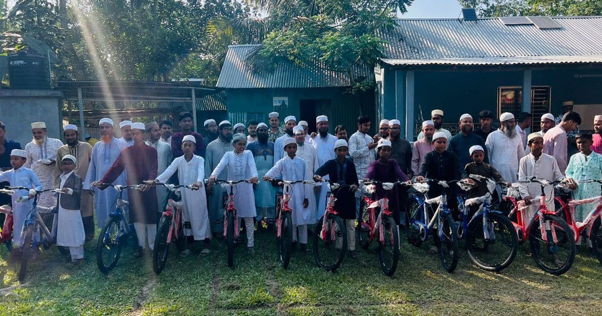 কটিয়াদীতে ৪০ দিন মসজিদে নামাজ পড়ে বাইসাইকেল পেল ১৪ শিশু