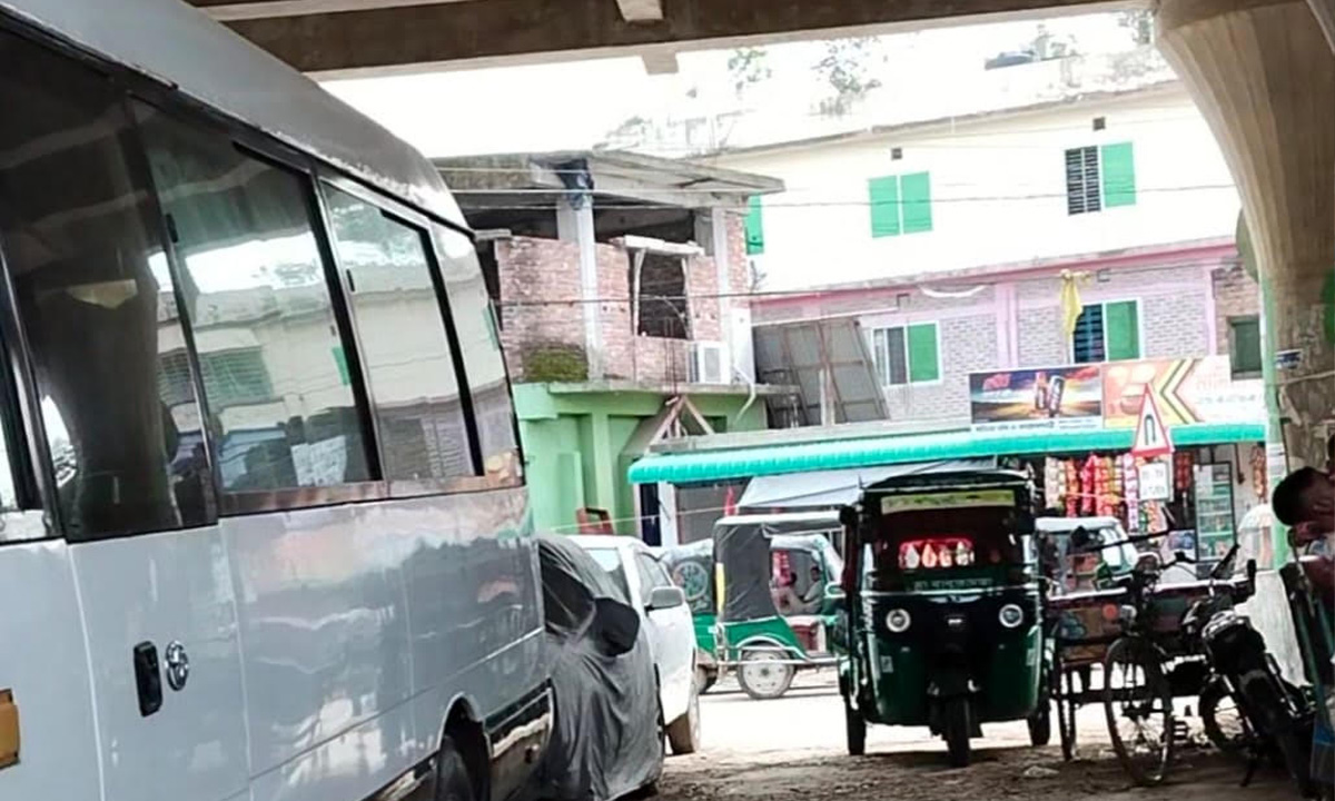 ছোনকা আন্ডারপাসে অবৈধ দোকান, উল্টো পথে যান চলাচলে বাড়ছে দুর্ভোগ
